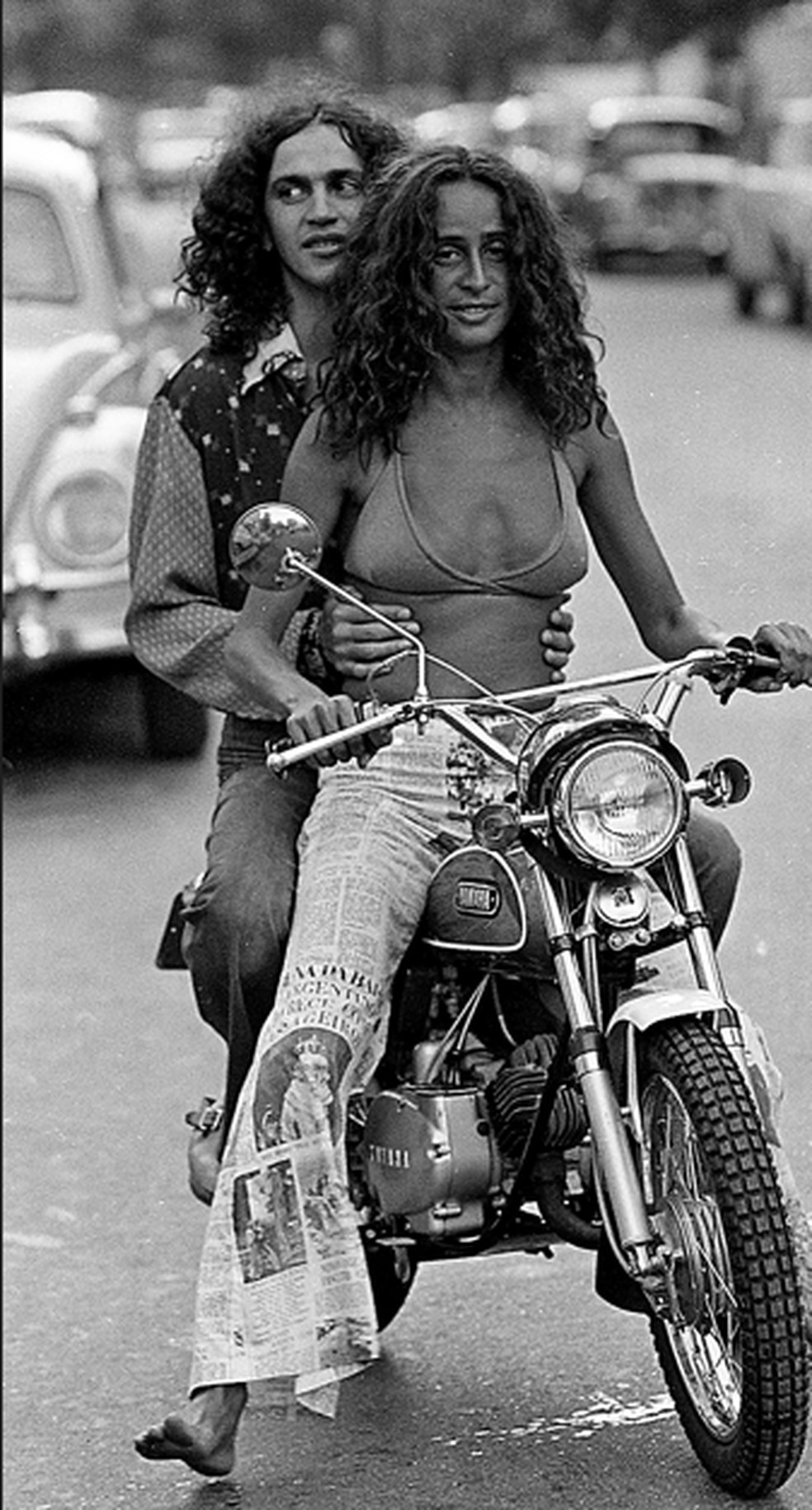 Maria Bethânia com Caetano Veloso na moto batizada de Honey Baby, em 1972 — Foto: Rodolpho Machado/Agência O GLOBO