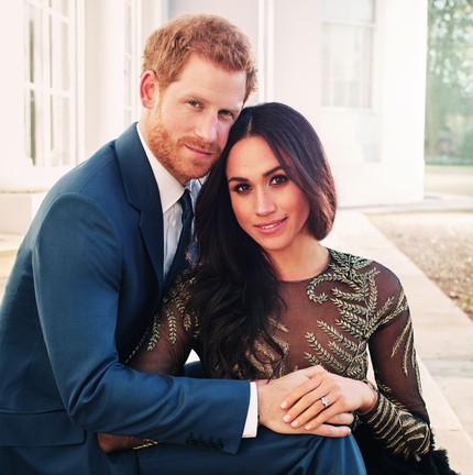 Harry e Meghan no Frogmore Cottage, em Windsor, no Reino Unido, em foto oficial do noivado divulgada em 21 de dezembro de 2017 — Foto: Alexi Lubomirski via AFP 