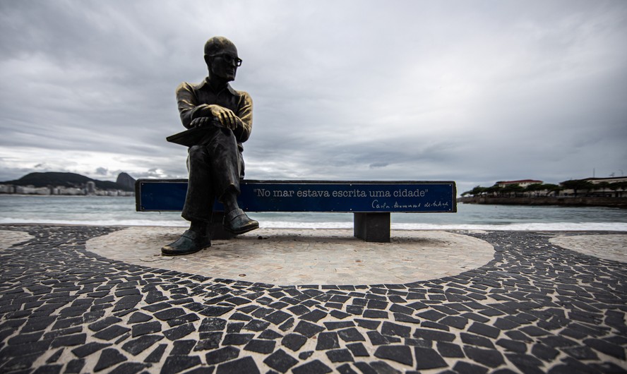 A estátua em homenagem a Drummond, inaugurada há 20 anos, encanta turistas e é alvo de vândalos