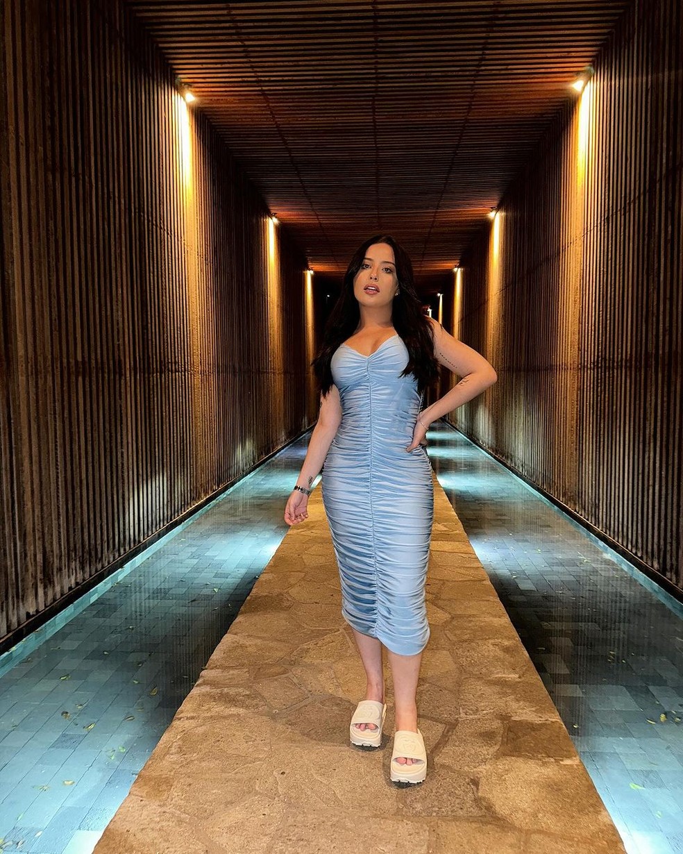 Mari Fernandez roubou a cena com vestido drapeado e sandália de grife  — Foto: Reprodução Instagram