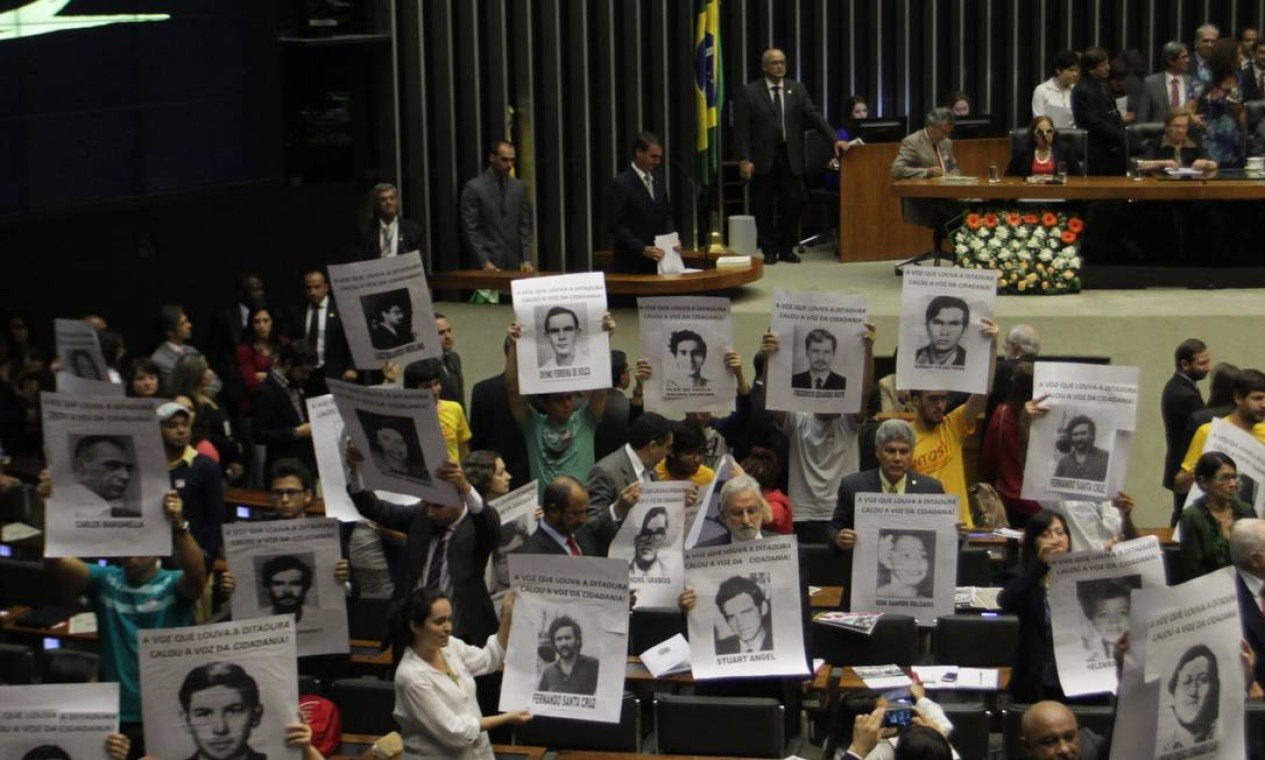 No fim de março, após determinar que as Forças Armadas comemorassem o golpe militar de 1964, que completou 55 anos, Bolsonaro voltou atrás e disse que a ordem foi para "rememorar" e "rever o que está certo e o que está errado" no período. A declaração gerou protestos, notas de repúdios de instituições brasileiras e também de um dos relatores especiais da ONU  — Foto: Ailton de Freitas / Agência O Globo