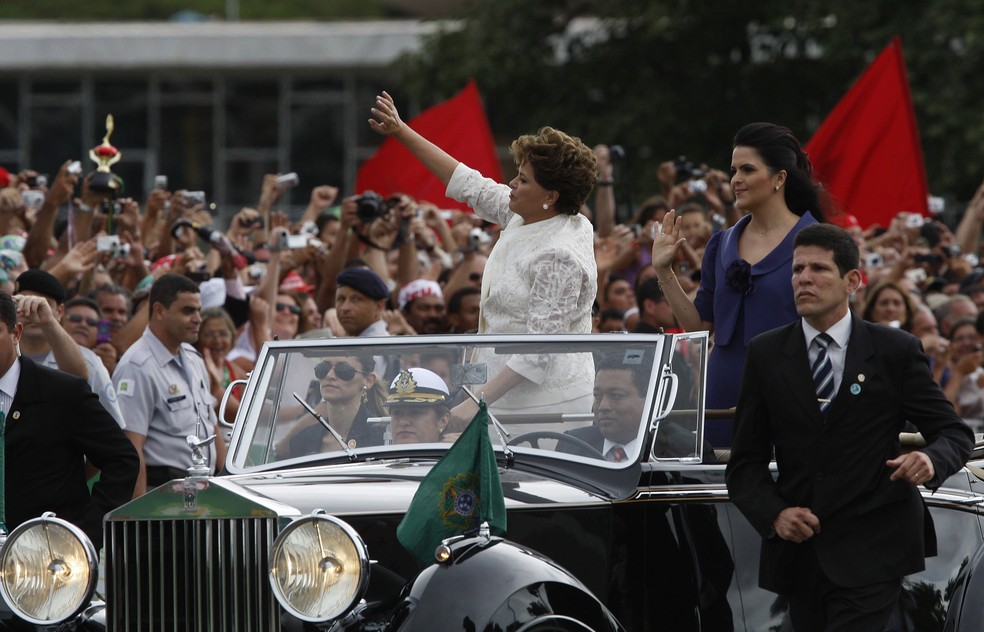 Dilma desfila ao lado da filha, Paula — Foto: Domingos Peixoto/01.01.2011