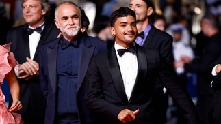 Diretor Karim Ainouz e ator Iago Xavier lançam "Motel Destino" no Festival de Cannes — Foto: Sameer Al-Doumy / AFP