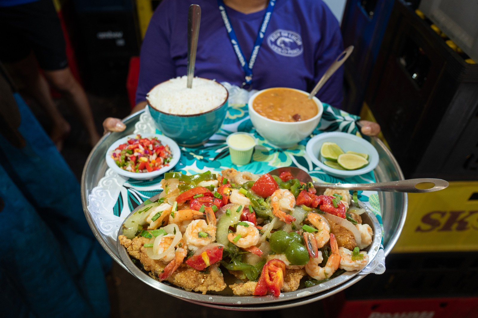 Um prato de filhote frito inclui camarão, legumes e arroz no Box da Lúcia, um dos restaurantes do mercado Ver-o-Peso, em Belém do Pará — Foto: Alessandro Falco/The New York Times