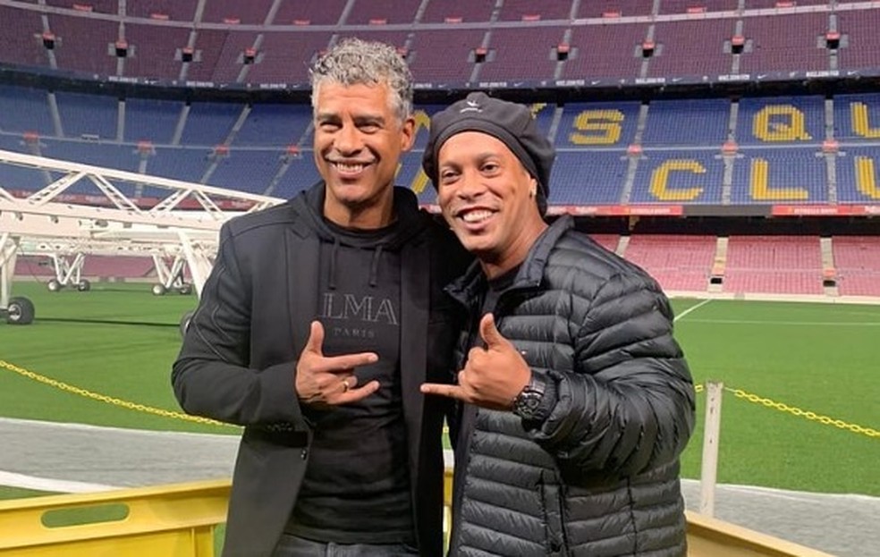 Rijkaard, como técnico, e Ronaldinho Gaúcho, como jogador, estiveram juntos no Barcelona — Foto: Reprodução