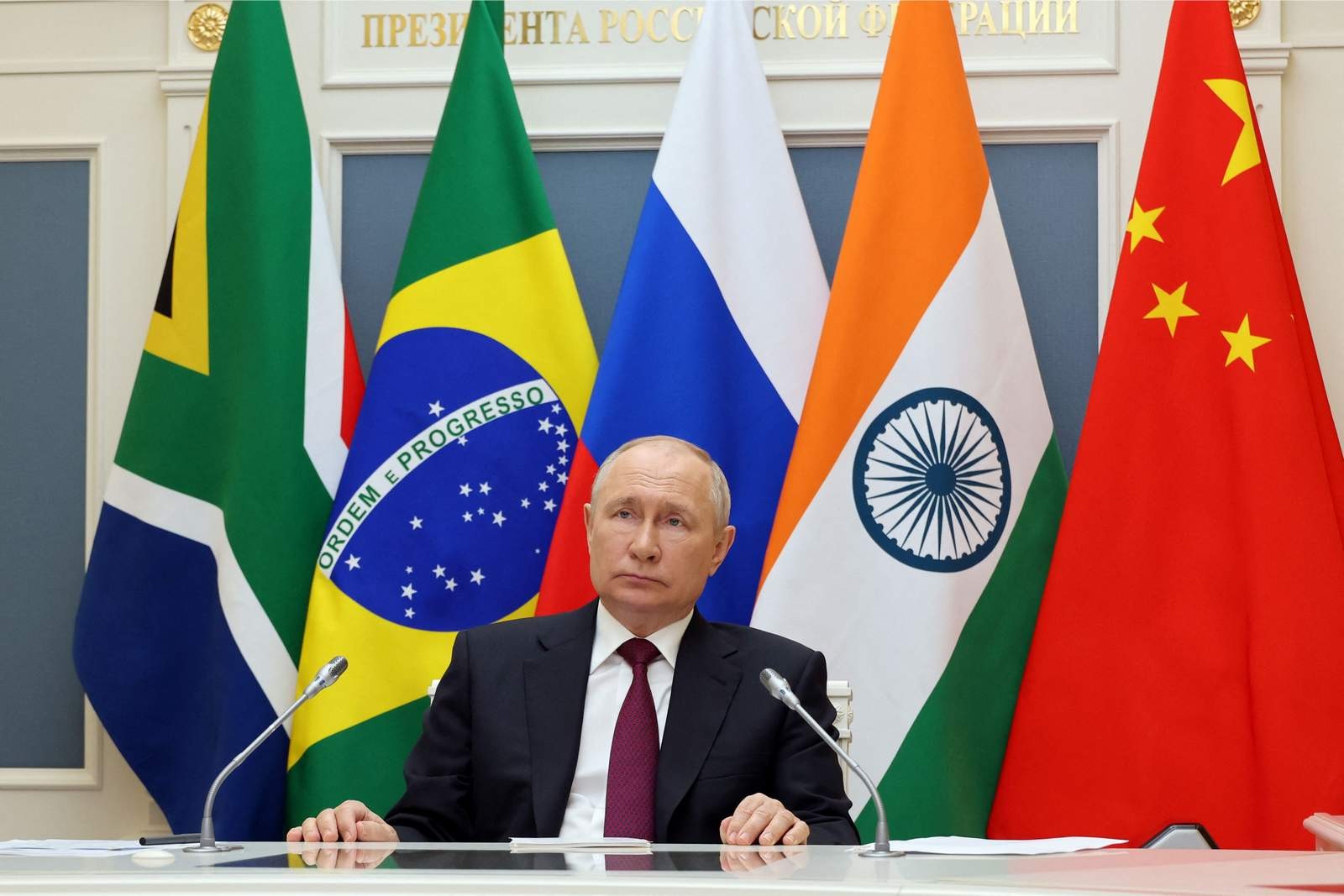 Vladimir Putin, presidente da Rússia, participa do encontro via vídeo link — Foto: Mikhail KLIMENTYEV / POOL / AFP