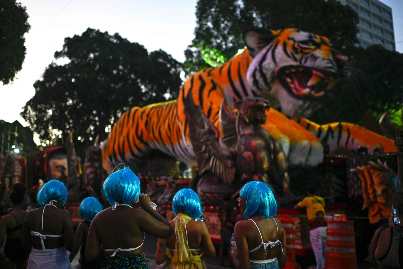 Integrantes da Porto da Pedra se preparam na área de concentração antes da primeira noite do desfile do Grupo Especial do Rio de Janeiro — Foto: MAURO PIMENTEL / AFP