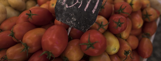 Tomate a R$ 15,99 em feira livre na Praça General Osório, em Ipanema. Fruto subiu 48,88% este anoAgência O Globo