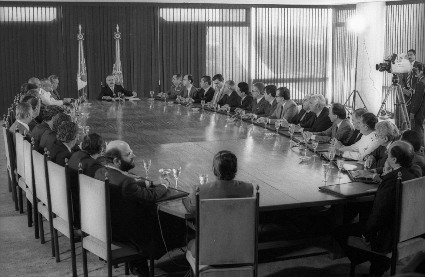 Na foto, o Presidente José Sarney e ministros em reunião — Foto: Jamil Bittar / Agência O Globo