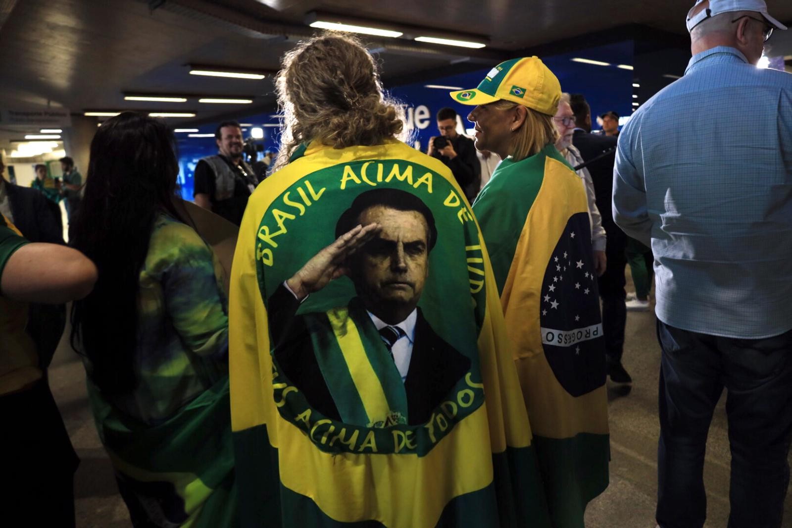 Apoiadores do ex-presidente Jair Bolsonaro aguardam seu retorno ao Brasil após três meses nos EUA — Foto: Fernando Donasci