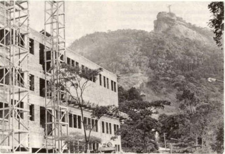 Imagem da construção do Hospital Adventista Silvestre, em 1973