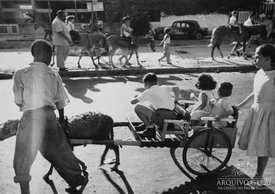 Crianças se diverte em passeio — Foto: Arquivo da Cidade