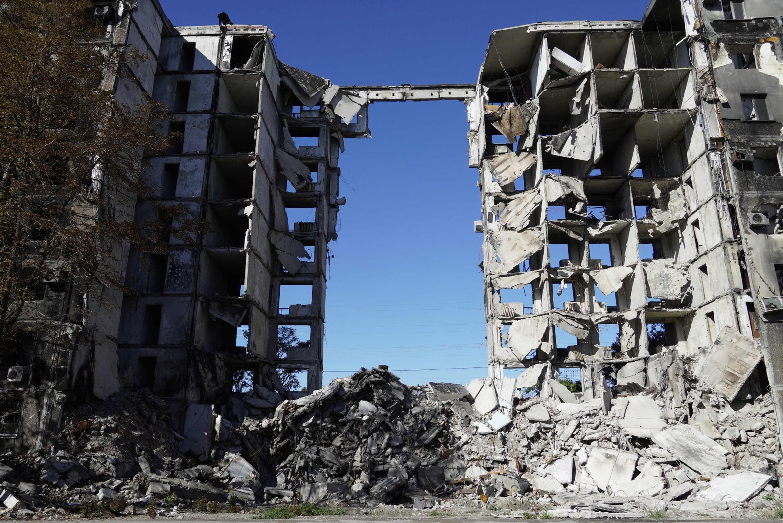 Edifício residencial destruído na cidade de Mariupol, em meio à ação militar russa em curso na Ucrânia. — Foto: AFP