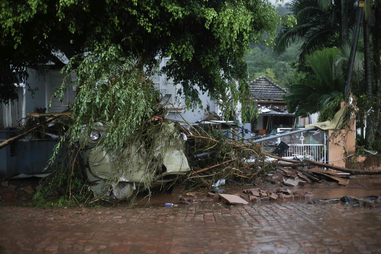 As fortes deslocaram aproximadamente 1.400 pessoas em mais de 100 municípios em todo o estado do Rio Grande do Sul, a maioria das quais, segundo autoridades da defesa civil, foram transferidas para abrigos. - Foto: Anselmo Cunha/AFP