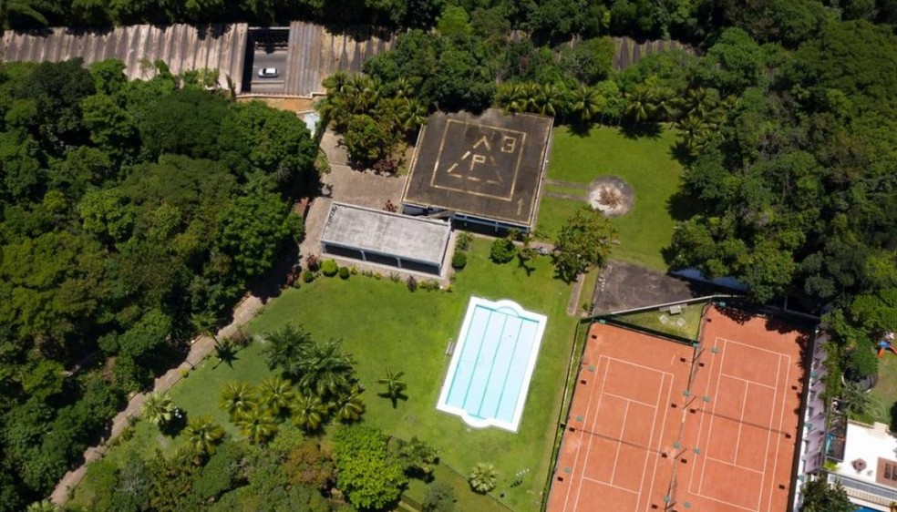 Área de lazer da casa, com piscina e heliponto: as quadras de esportes não fazem parte do imóvel — Foto: Pablo Jacob/Agência O Globo