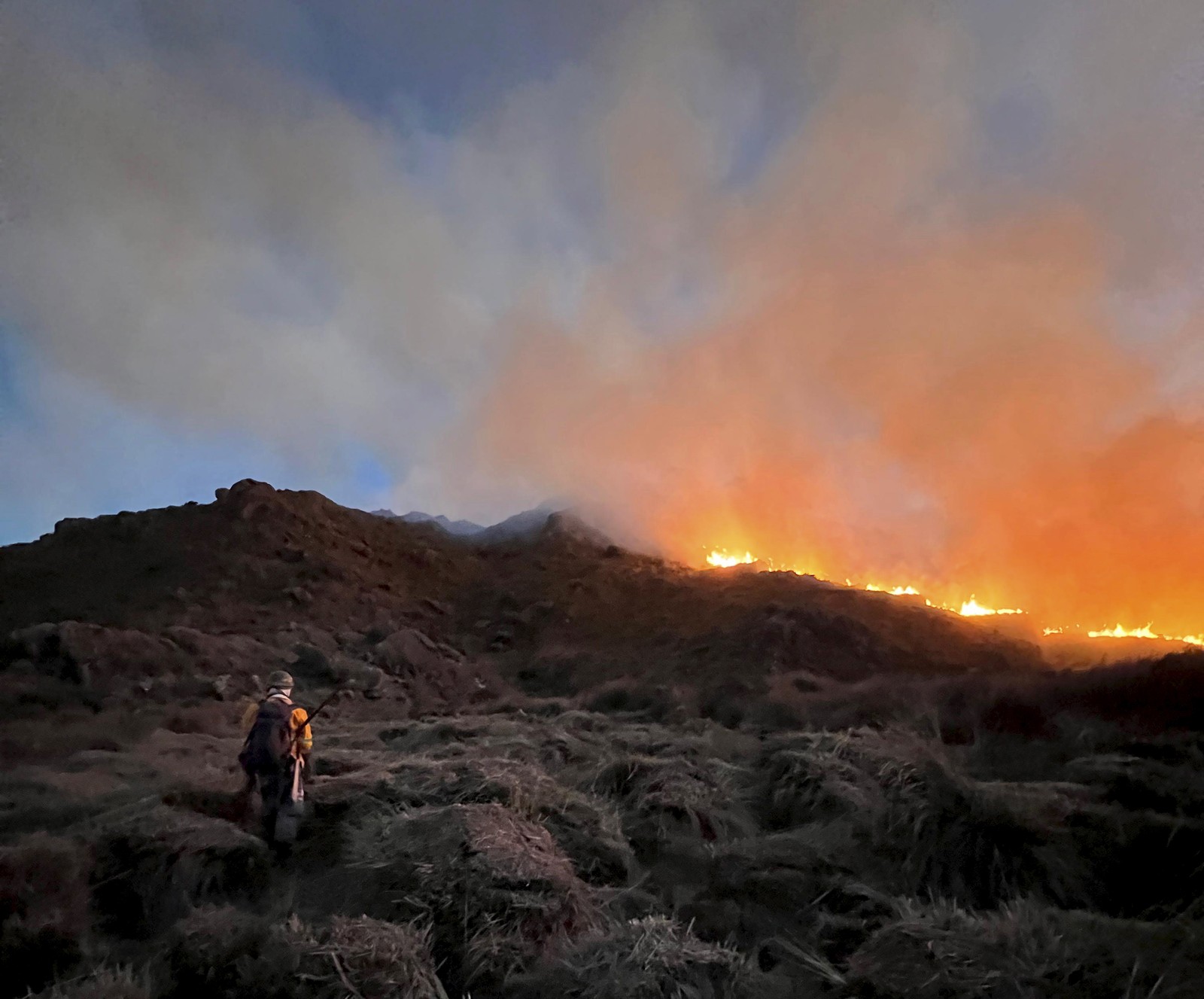 Combate ao incêndio no Parque Nacional do Itatiaia feito por brigadistas voluntários. — Foto: Brigada Voluntária Guáras do Fogo