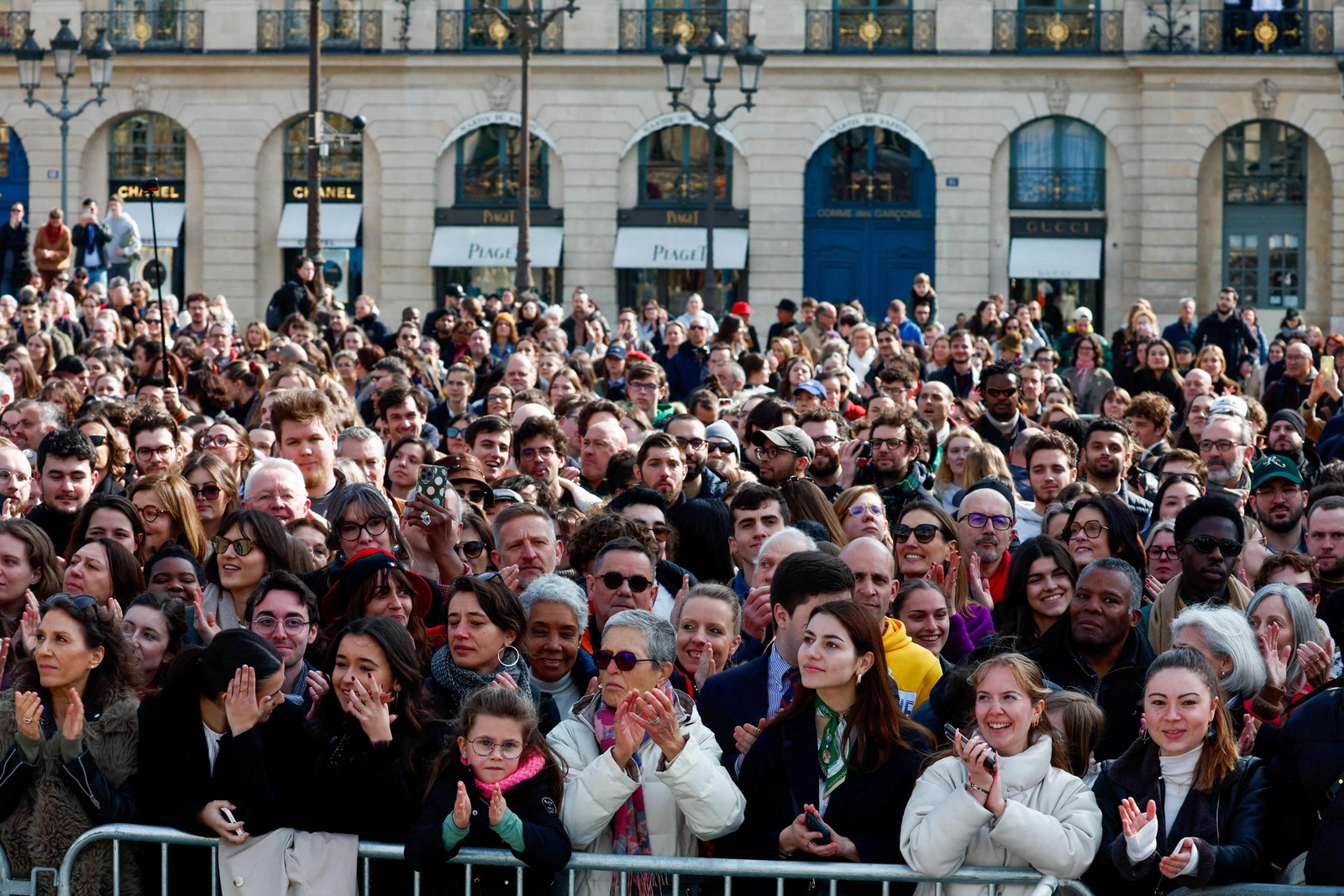 Mulheres francesas se emocionam durante a cerimônia para selar o direito ao aborto na constituição do país — Foto: GONZALO FUENTES