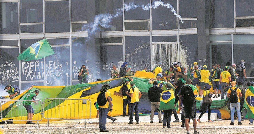 Extremistas invadiram sedes dos Poderes: mesmo identificada por setores de Inteligência, ação não foi brecada pelas forças policiais