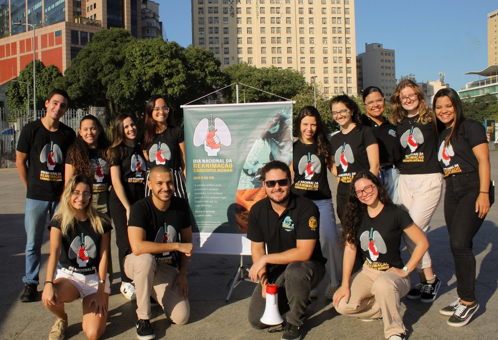 Estudantes da Liga Acadêmica de Trauma, Emergência e Simulação (LATES / UFRJ) que salvaram a vida de dona Glória, na Praça Mauá, no sábado — Foto: Divulgação / Monte Fotografia