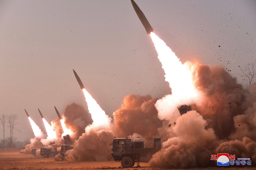 Imagem divulgada pela agência estatal da Coreia do Norte mostra disparo de mísseis da unidade de Artilharia Hwasong, responsável por importantes missões operacionais da Frente Ocidental do Exército do Povo Coreano