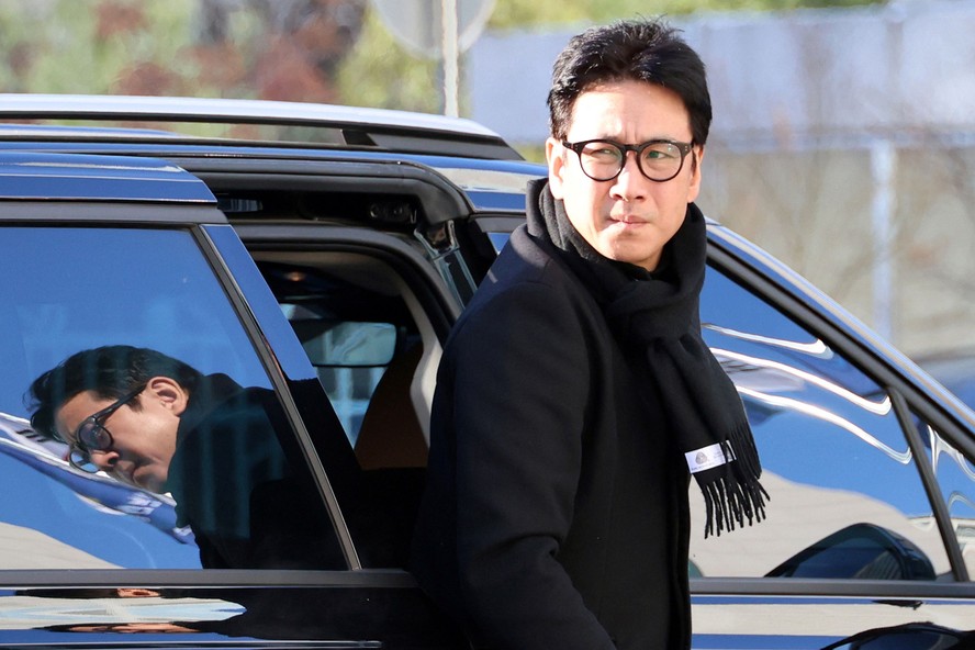Lee Sun-kyun, em 2 de dezembro, após dar depoimento na polícia por uso de drogas