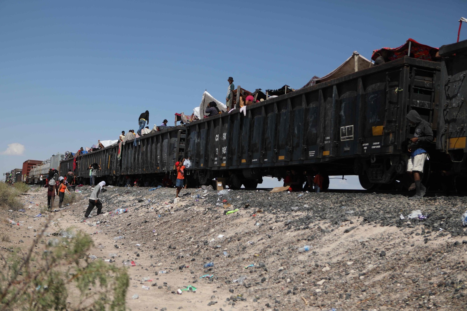 Migrantes, principalmente da Venezuela, permanecem retidas depois que o trem de mercadorias em que viajavam para Ciudad Juarez parou no deserto do município de Ahumada, estado de Chihuahua, México — Foto: HERIKA MARTINEZ/AFP