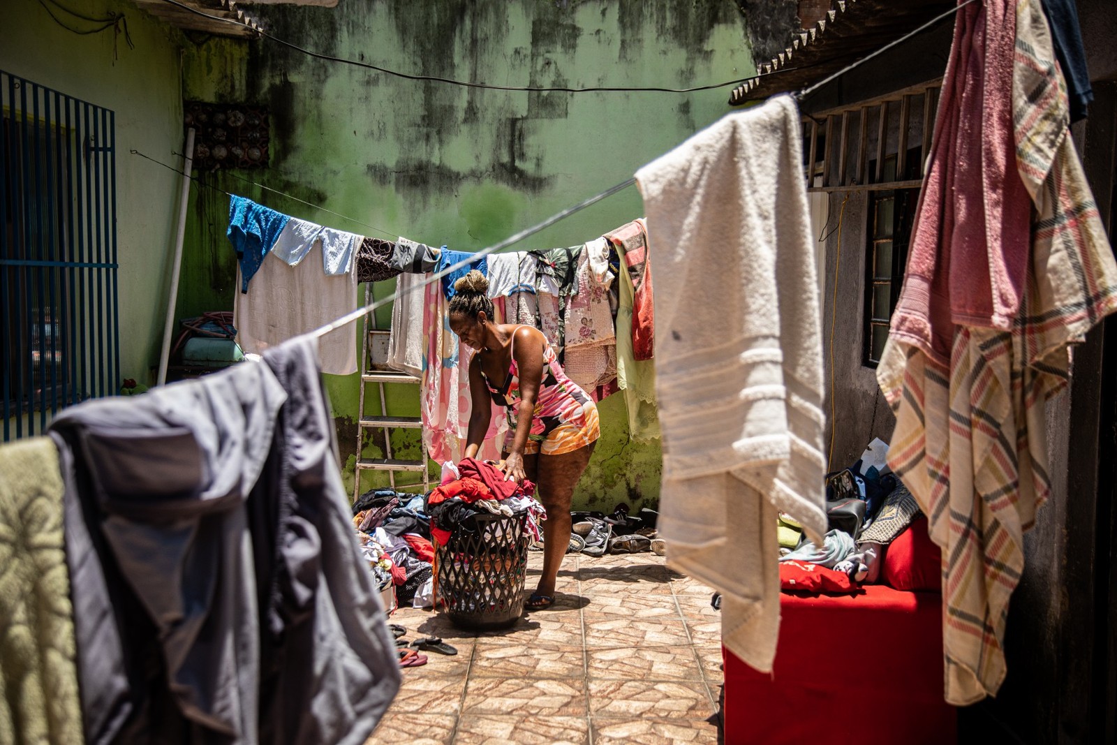 Casa da Norma Morais, senhora que viralizou na internet com a água na metade do corpo. Filha de Dona Norma, Simone Morais, que fez as fotos no dia da chuva. Ela mora no mesmo terreno que a mãe. — Foto: HERMES DE PAULA