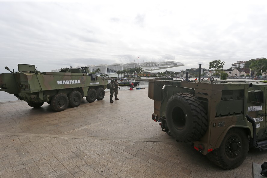 Militares da Marinha no entorno do Porto do Rio