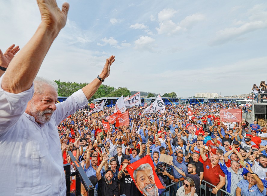 Lula durante ato de campanha: petista voltará ao Planalto duas décadas depois de se eleger pela primeira vez