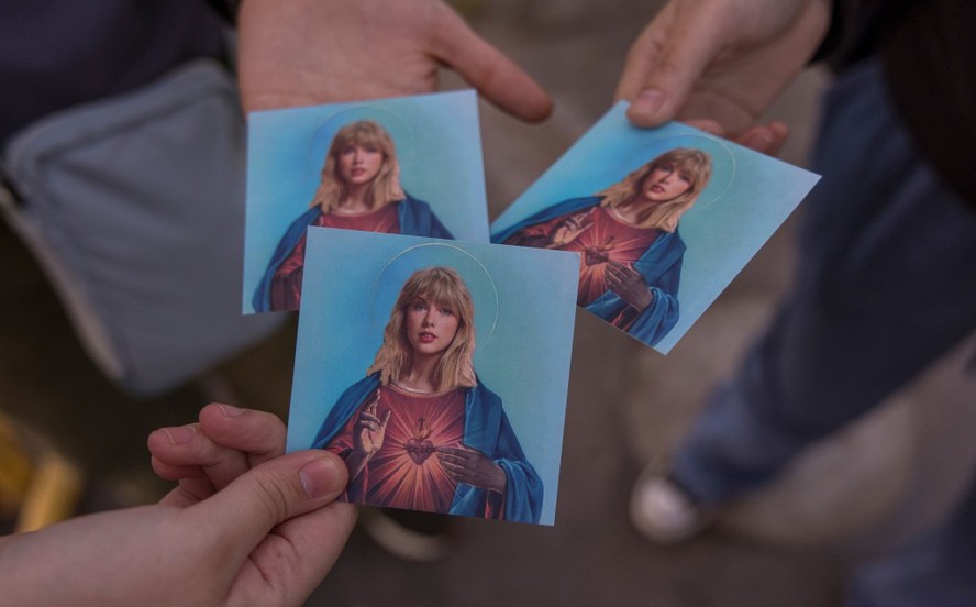 Na Argentina, fãs de Taylor Swift fizeram filipetas mostrando artista como ícone sagrado
