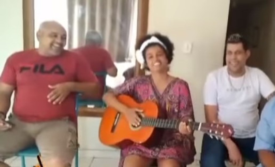 A cantora MC Sabrina (com o violão), em vídeo recente