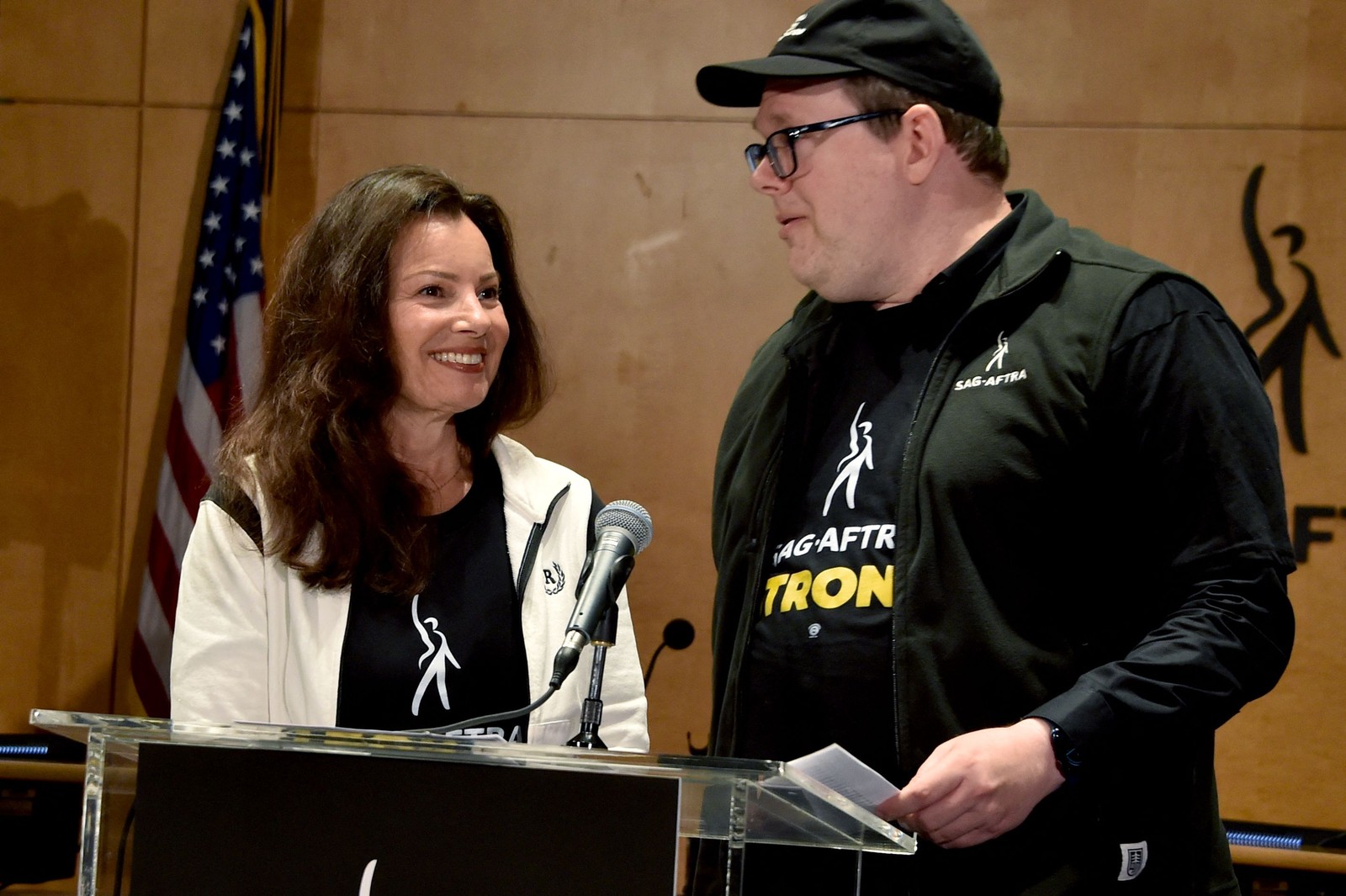 Fran Drescher, presidente do SAG, e Duncan Crabtree-Ireland negociador chefe — Foto: Chris Delmas / AFP