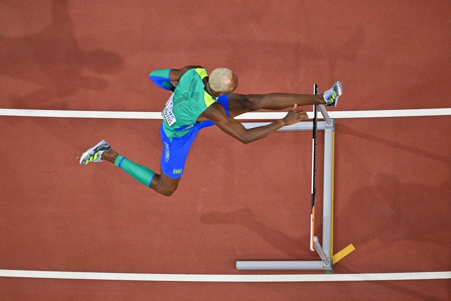 Alison dos Santos passou para a final dos 400m com barreiras com o quinto melhor tempo