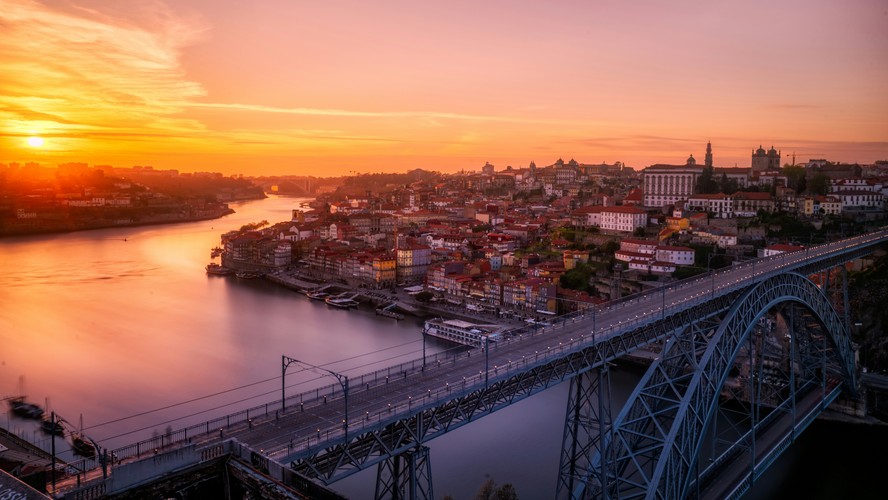 Centro histórico do Porto durante o pôr do sol: cenário de 'Mania de você'