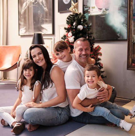 Malvino Salvador e Kyra Gracie dão autonomia para os filhos decorarem a árvore de Natal — Foto: Leandro Ribeiro / Divulgação