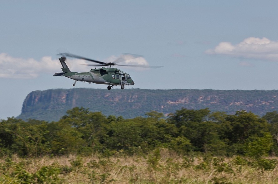 Helicóptero H-60 Black Hawk é uma das aeronaves utilizadas nas buscas