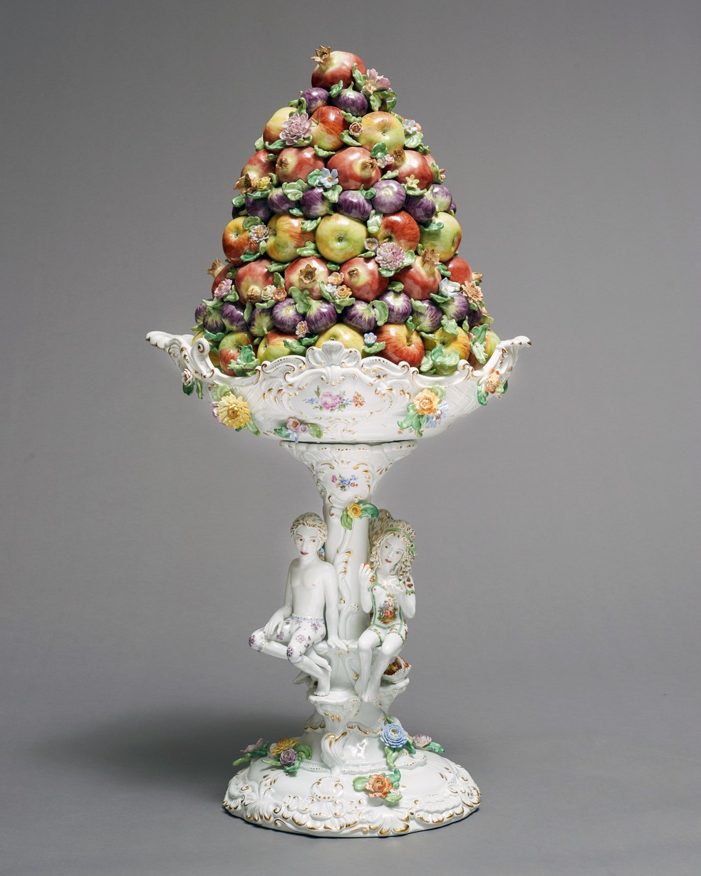 Uma foto de folheto mostra a 'Pirâmide Alimentar' de Chris Antemann na exposição 'The Art of Food' no Jordan Schnitzer Museum of Art da Portland State University — Foto: Chris Antemann/Meissen via The New York Times