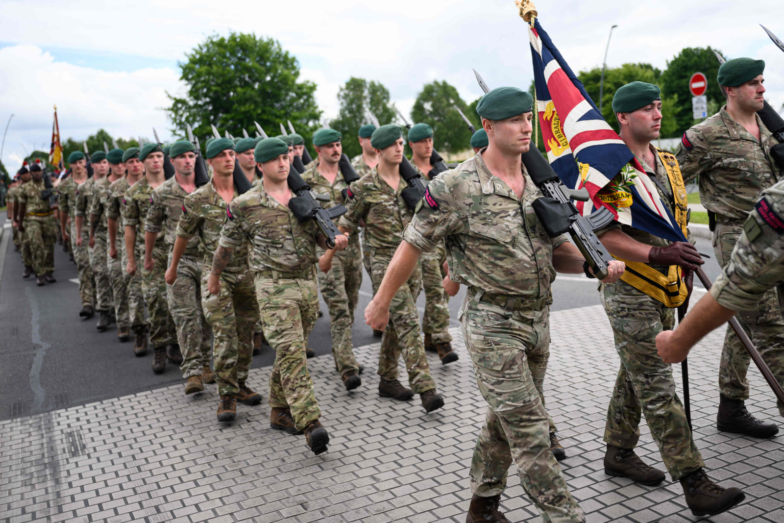 As tropas do Comando da Marinha Real Britânica desfilam em Bayeux, em 4 de junho de 2024, antes das comemorações do "Dia D" que marcam o 80º aniversário do desembarque dos Aliados na Segunda Guerra Mundial na Normandia — Foto: LOIC VENANCE / AFP