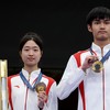 Atletas chineses Huang Yuting e Sheng Lihao posam com medalha de ouro após vencerem disputa de tiro nos Jogos Olímpicos de Paris - ALAIN JOCARD / AFP