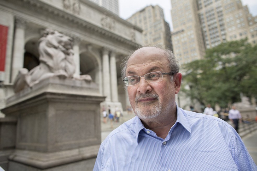 Escrito Salman Rushdie, fotografado em frente à biblioteca pública de Nova York — Foto: Sara Krulwich/NYT