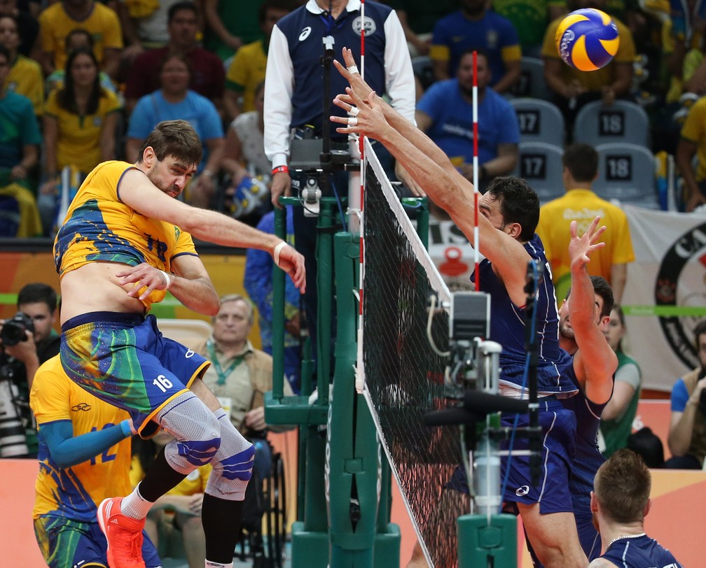 Lucão passa pelo bloqueio italiano na final da Rio-2016 — Foto: João Laet