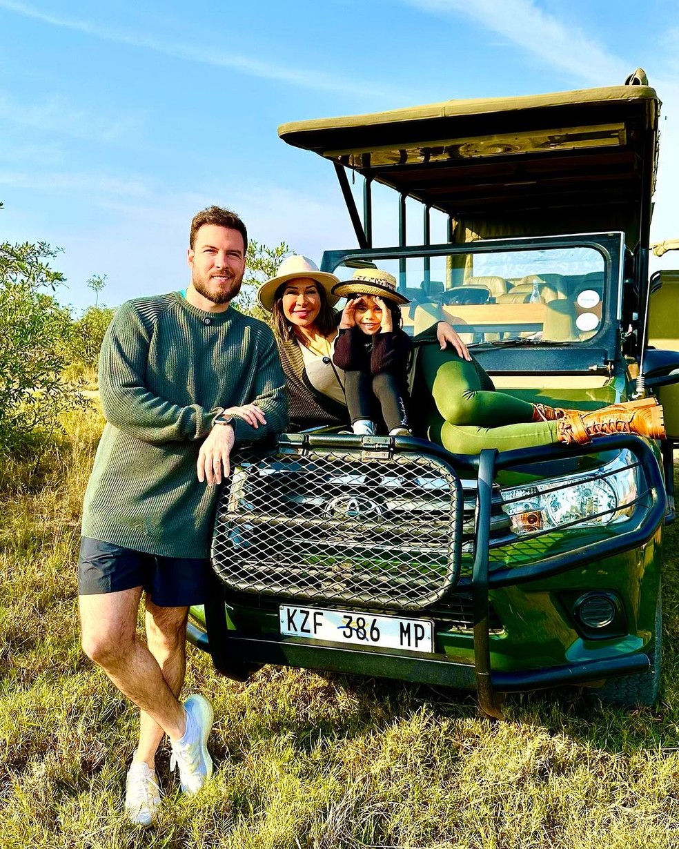 Maíra Cardi com o marido, Thiago Nigro, e a filha, Sophia — Foto: Reprodução Instagram