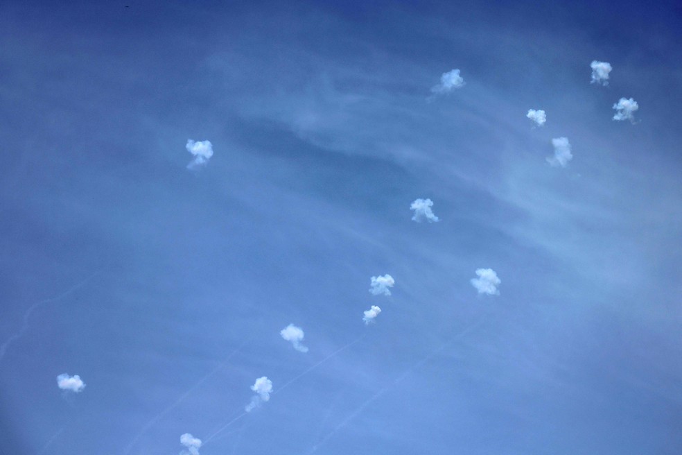 Foguetes disparados do sul do Líbano são interceptados pelo sistema de defesa aérea Iron Dome de Israel — Foto: Jalaa Marey/AFP