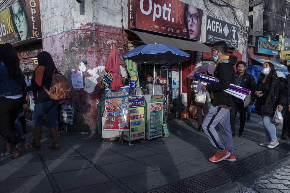Oferta de dólares caiu até mesmo no mercado negro, onde os comerciantes trabalham em bancas montadas pelas esquinas — Foto: Bloomberg