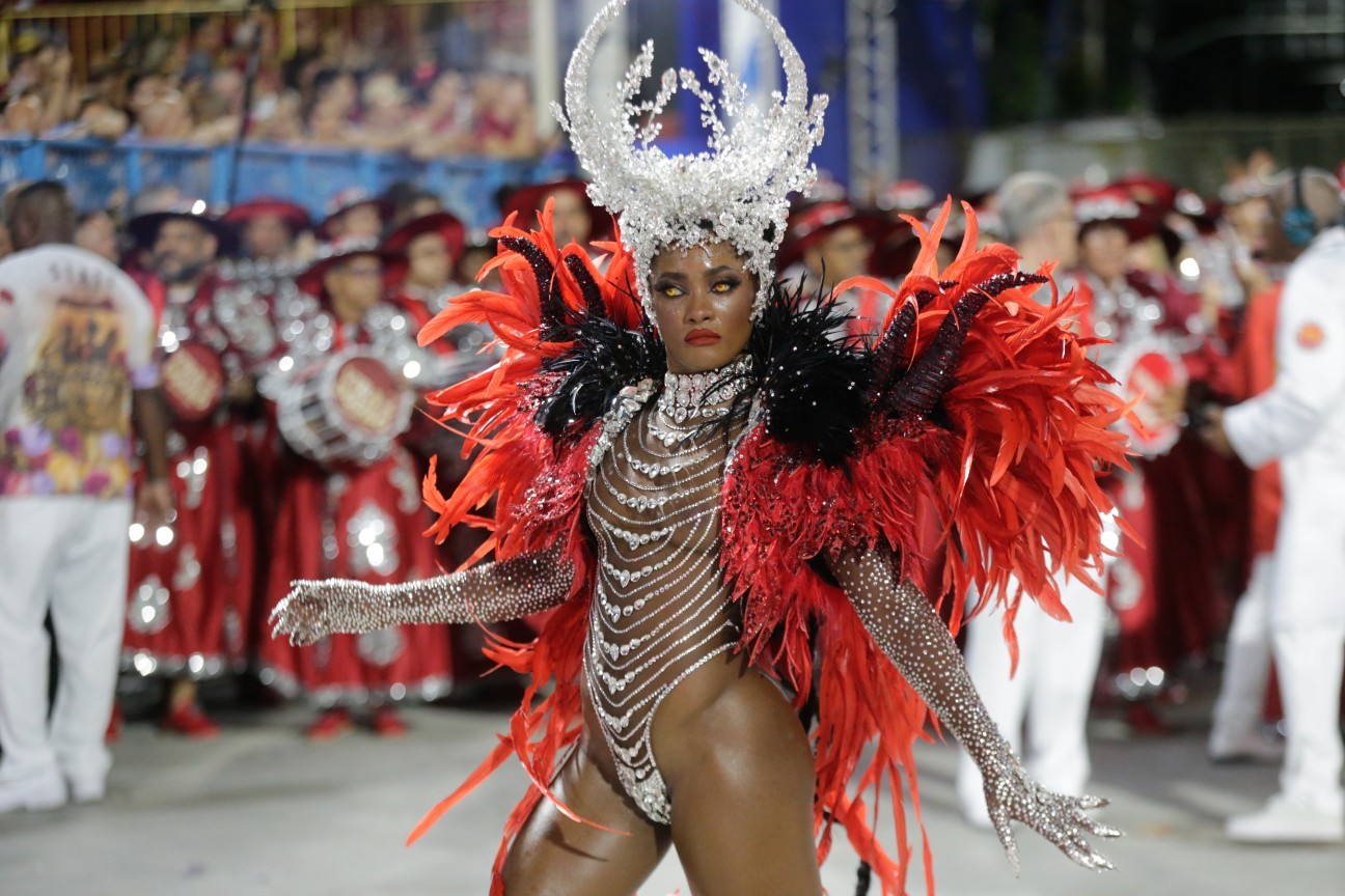 A rainha de bateria da Viradouro, Erika Januza  — Foto: Domingos Peixoto