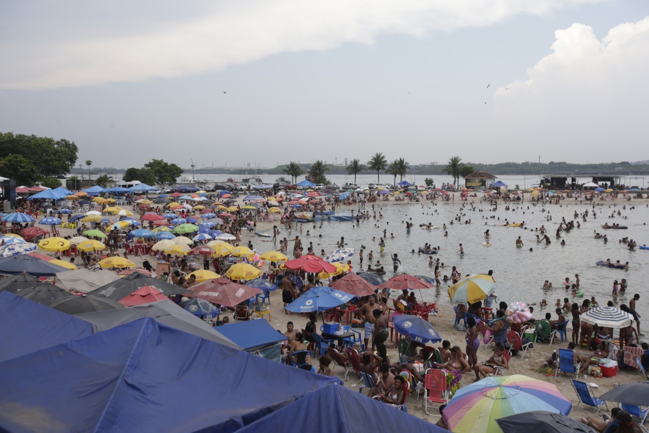 Banhistas no Piscinão de Ramos: refresco também na Zona Norte do Rio — Foto: Alexandre Cassiano