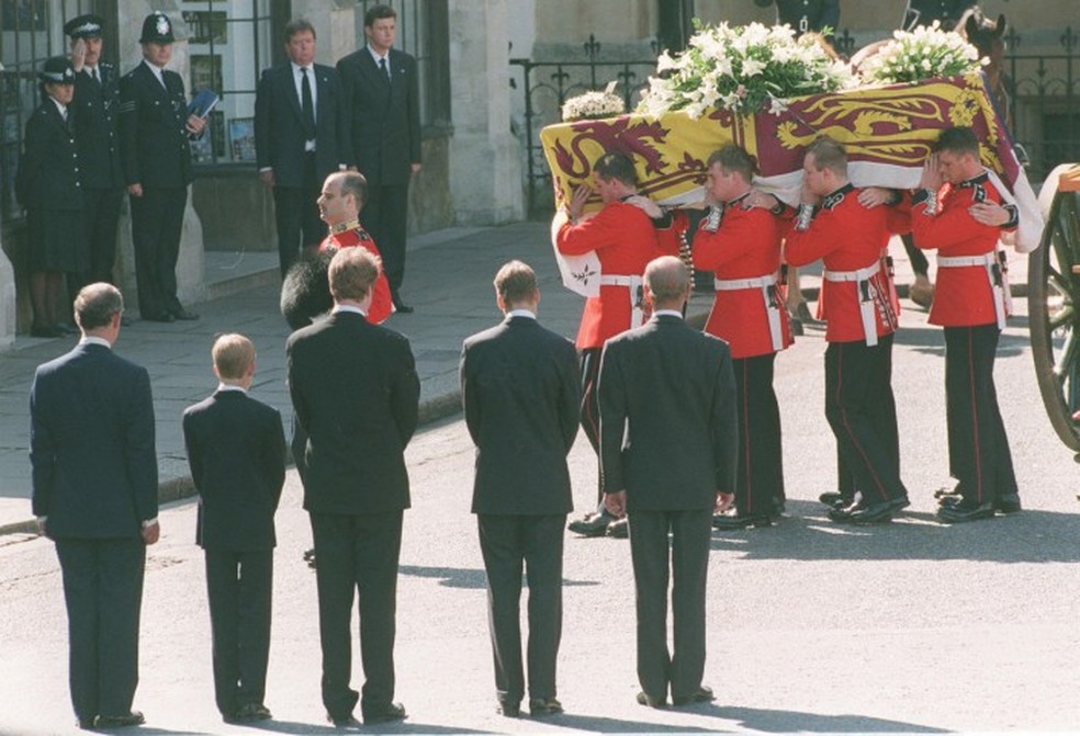 Cortejo do funeral da princesa Diana chega à Abadia de Westminster, em Londres — Foto: JOEL ROBINE / POOL / AFP