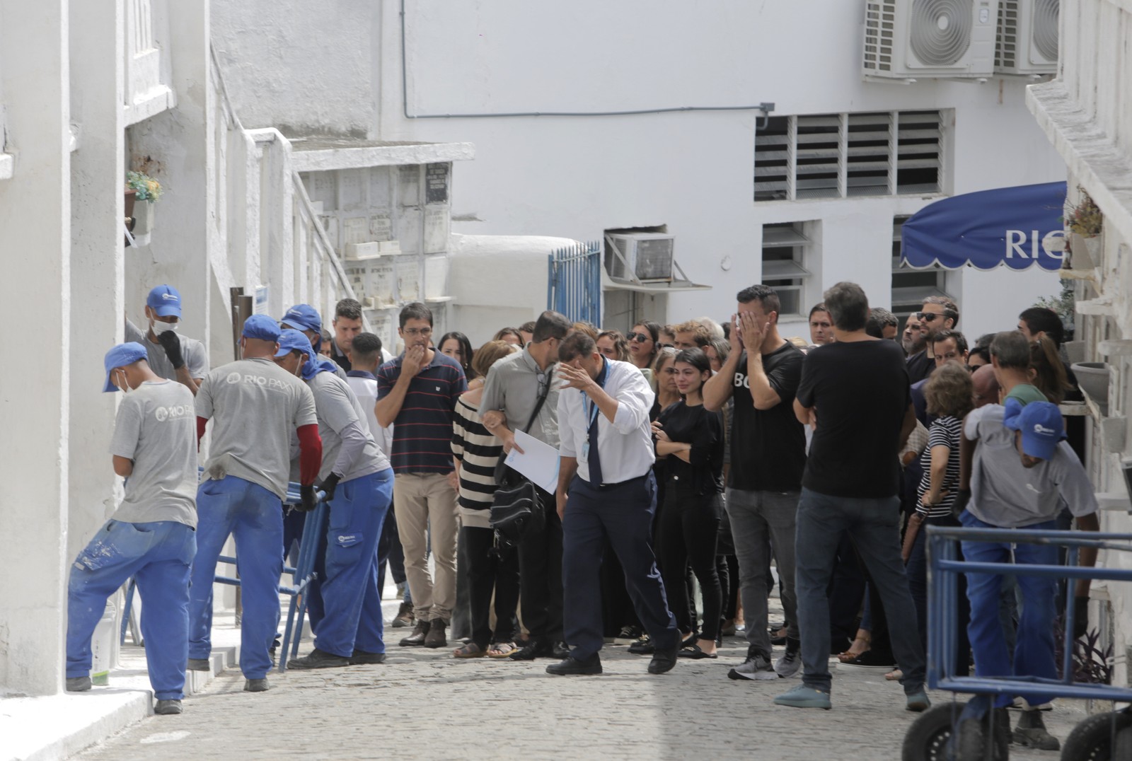 Velório e sepultamento de Rodrigo Marinho Crespo, no Cemitério São João Batista, em Botafogo. — Foto: Fabio Rossi / Agência O Globo