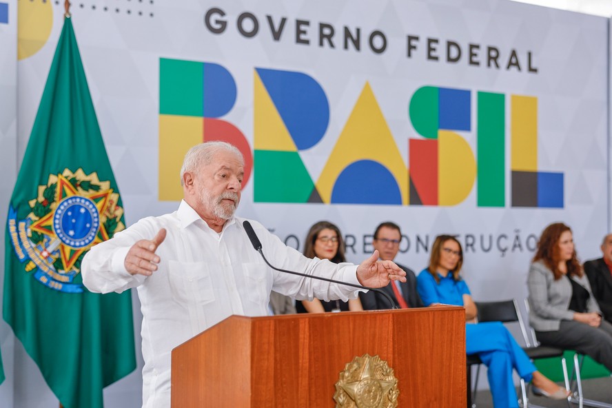 Presidente Lula em cerimônia no Palácio do Planalto para sancionar reajuste de 9% para servidores federais