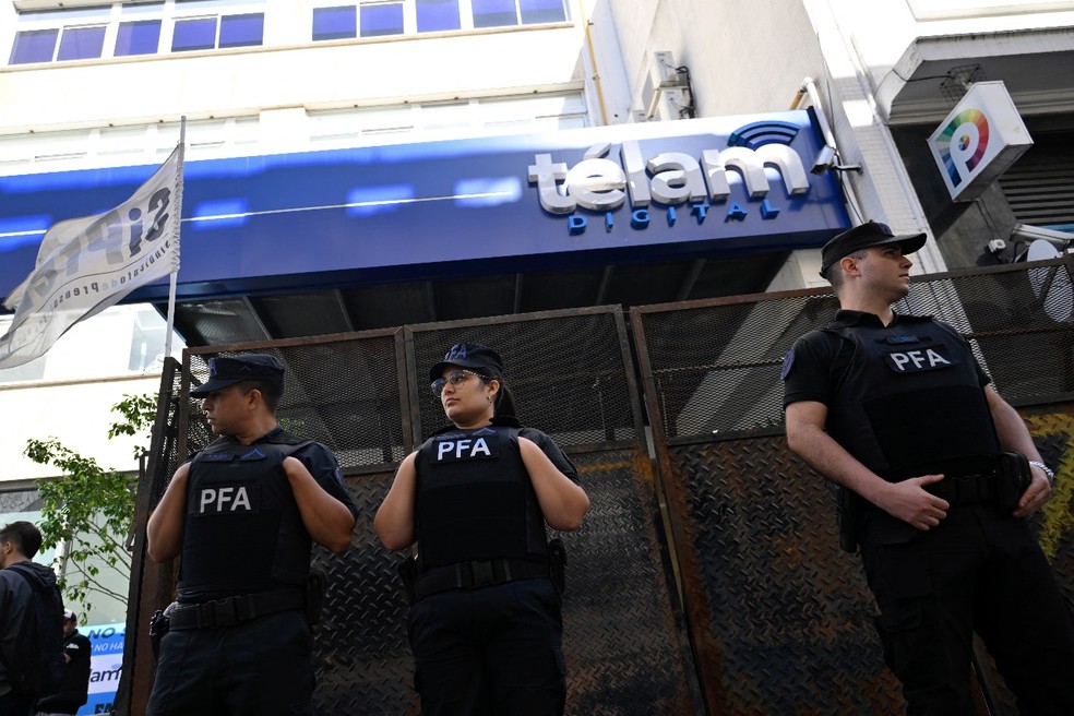 Membros da Polícia Federal Argentina vigiam a sede da agência de notícias estatal Telam em Buenos Aires — Foto: Luis Robayo/AFP